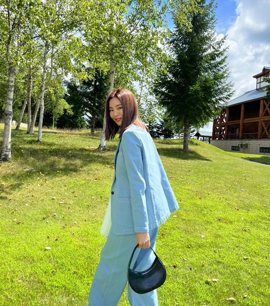 유이, 8Kg 쪘다더니 보기 좋게 오른 볼살! '카페 사장'된 이후 여유! [사진]