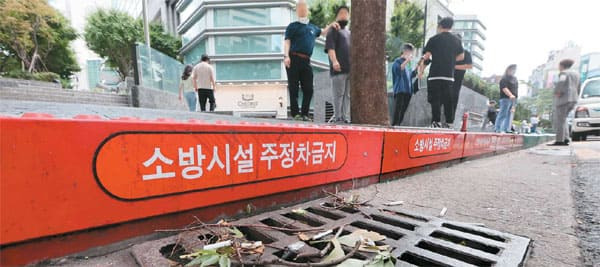 [#폭우 피해] 담배 꽁초 배수구에 버리는 흡연족들...배수구 막혀 피해 가중