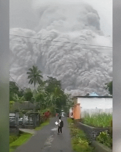 인니 자바섬 화산 분출...13명 사망 사망자 늘어날 듯  VIDEO: Locals Flee DEADLY Volcano Eruption in Indonesia