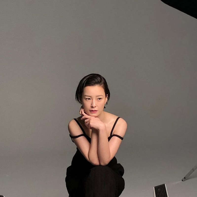 “요정이잖아요” 정유미, 노출 드레스도 상큼하게[SNS컷]