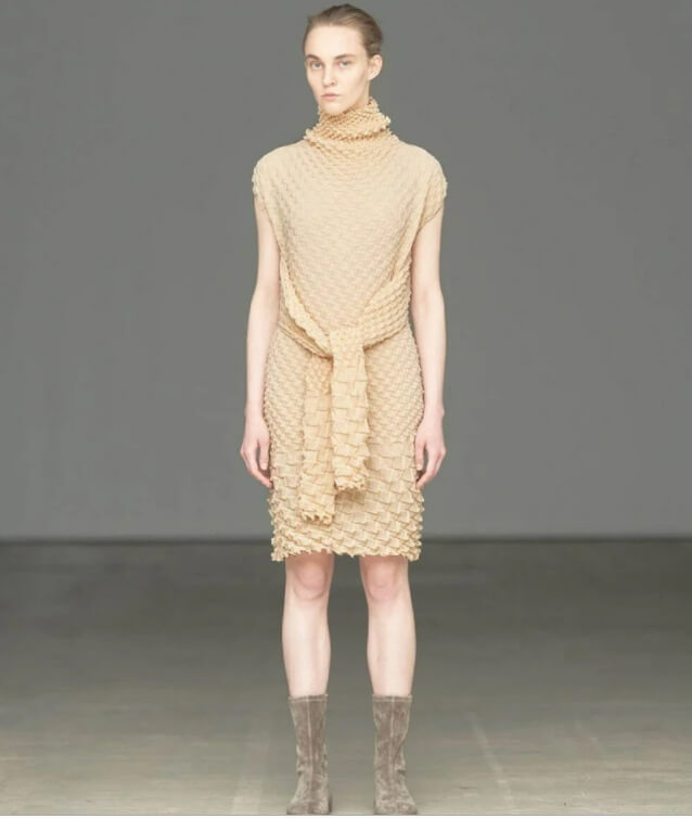 소용돌이 치는 이세이 미야케의 양모조개 니트 VIDEO: Issey miyake's wool shell knit swirls like a seashell