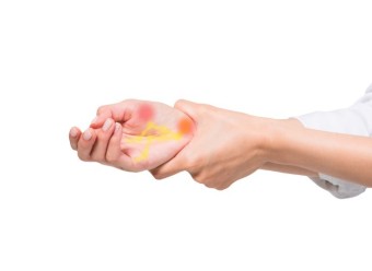 평소 컴퓨터 사용량이 많으며 손목통증과 저림이 있다면 이 질환 : 손목터널증후군