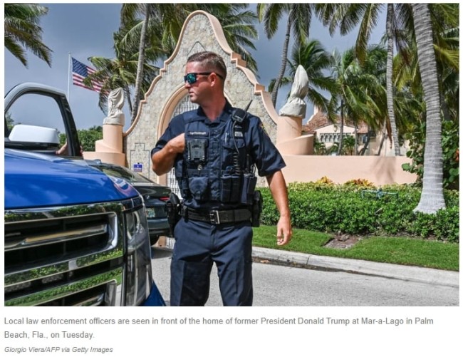 [#미국의 몰락] FBI, 갑자기 트럼프 별장 급습...서류 탈취 VIDEO: Trump supporters outside Mar-a-Lago say FBI search was political