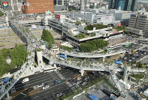 600m 길이 오렌지색 통로 로테르담 옥상 워크 MVRDV creates 600-metre-long orange walkway that bridges Rotterdam roofs