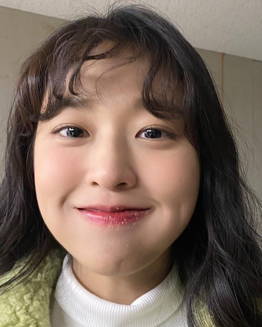 설현, 입에 떡 가루 묻어도 귀엽기만! 