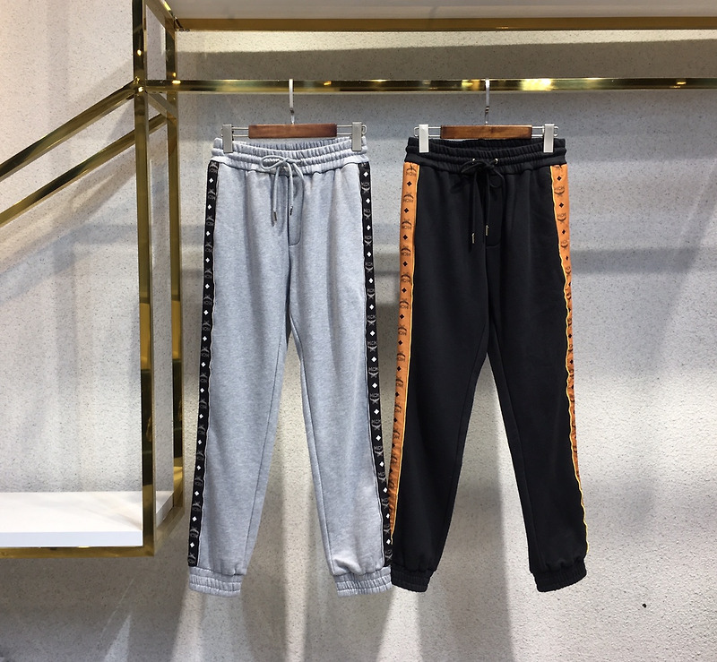 [MCM x PUMA] 엠씨엠 X 퓨마 로고 스트라이프 스트레이트 스웨트 팬츠 (2 COLOR)