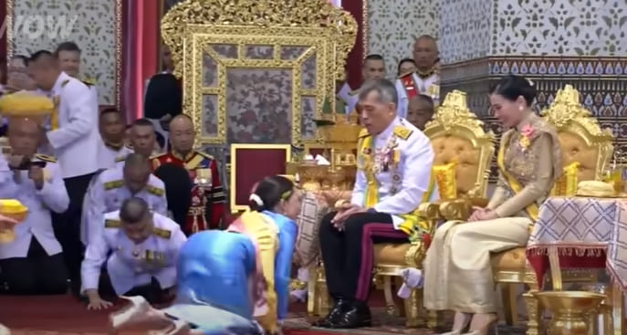 세계 최고 타의 추종 불허 압도적 태국 국왕  VIDEO: How The King Of Thailand Treats His Wives And Concubines