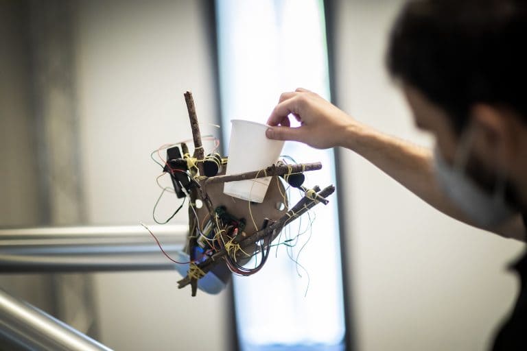 나뭇가지로 만든 스틱봇   VIDEO StickBot: A Robot Made of Sticks