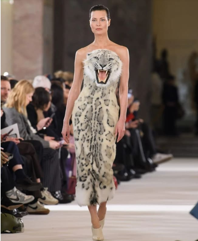 야생동물 디자인 가운 선보인 '파리패션위크 오뜨꾸뛰르 쇼' VIDEO:Wild animal heads decorate gowns at Schiaparelli couture show