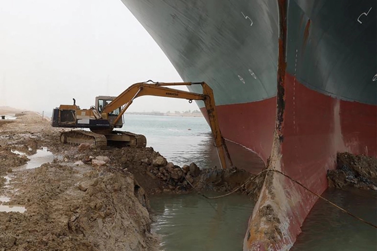 수에즈 선박 사고..하루 10조원 물량 묶여 Suez Canal: Ships stuck in 'traffic jam' as salvage efforts cont