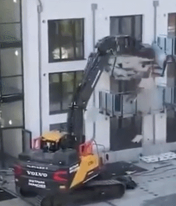 건설업자 얼마나 열 받았으면...그래도 그렇지 VIDEO: A 'frustrated' contractor using an excavator to wreck a new apartment complex
