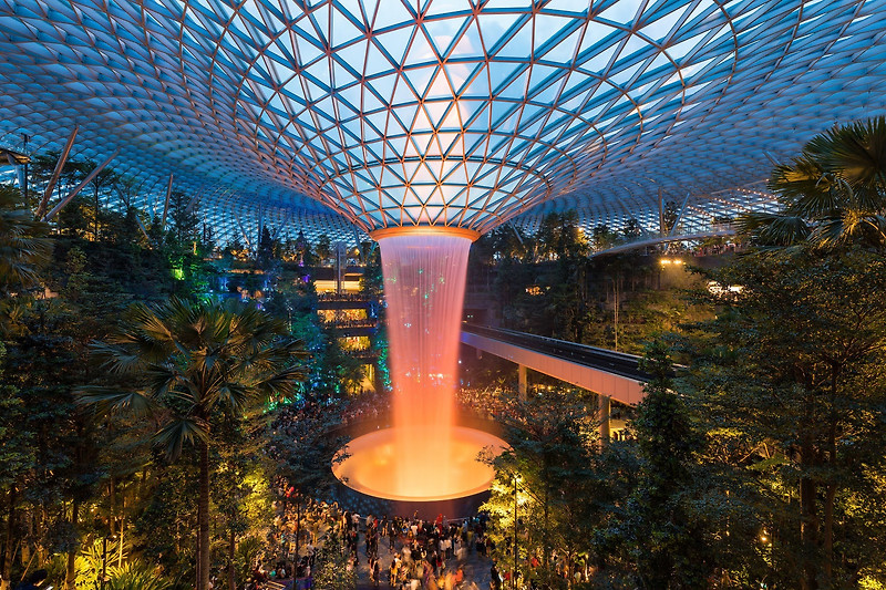 싱가포르 가면 공항에서 나가지 말고 가장 먼저 봐야 할 것: 주얼리 창이 VIDEO: The Best Airport In The World: Singapore Changi Airport: Jewel Changi