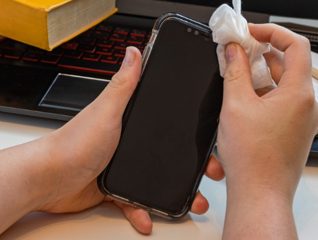 손 안의 위험, 스마트폰 소독의 중요성