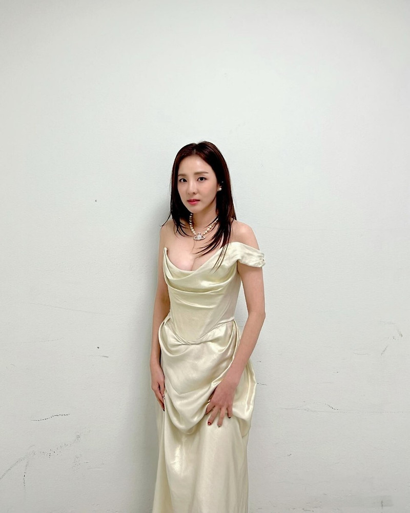 '37Kg 소식좌' 가수 산다라박, 마른 몸매 소유자의 반전 글래머 볼륨감...과감한 드레스 자태 뽐내