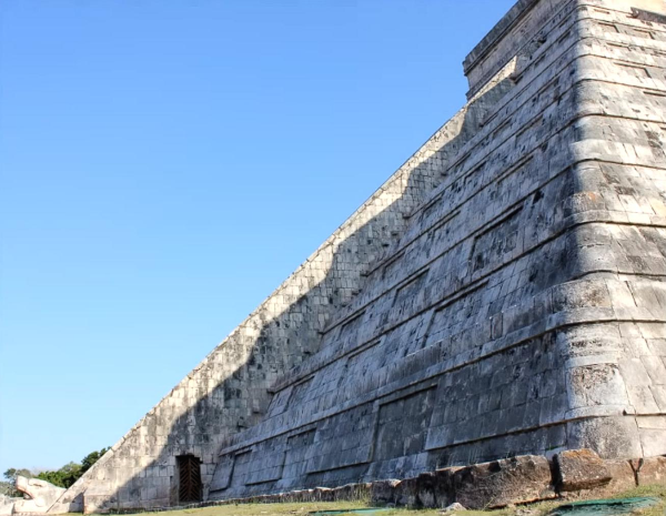 유카탄 반도의 치첸이트사 마야 피라미드와 멕시코 시티 아즈텍 문명의 멸망