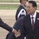 사면초가 몰린 이준석 尹대통령 마중 나갔다 성남 서울공항에 도착해 마중나온 이준석 국민의힘 대표와 악수 당 윤리위원회 징계 심의 앞두고 고립무원 처지 구애와 함께 여론전