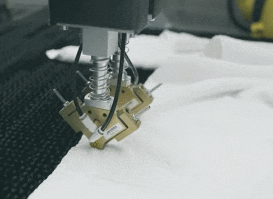옷 자동으로 펴주고 개주는 로봇 VIDEO: Inside sewts’ textile-handling robots