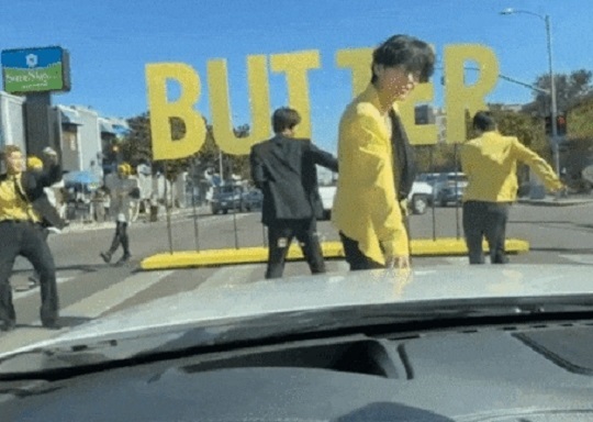 BTS 깜짝공연, 미국 횡단보도 '버터' (영상 포함)