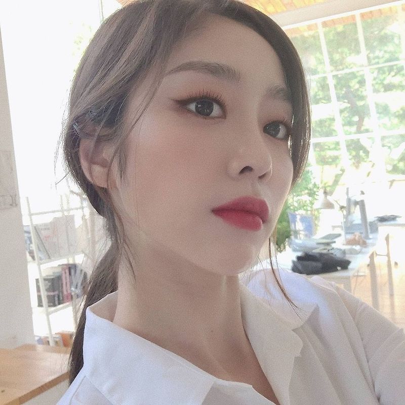 러블리즈 서지수 인스타그램 오피스룩 사진