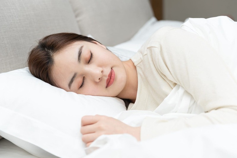 옆으로 누워서 자면 이런 증상 없어집니다! Side Sleeping: Which Side Is Best and How To Do It