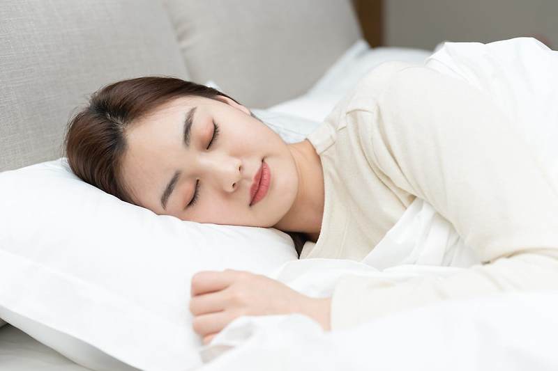 옆으로 누워서 자면 이런 증상 없어집니다! Side Sleeping: Which Side Is Best and How To Do It