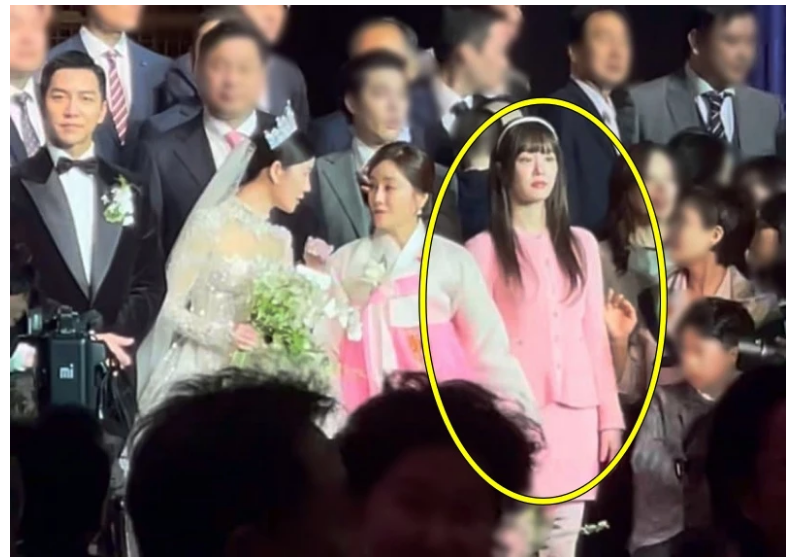이다인 결혼식 언니 이유비 하객룩 논란 핑크색 깔맞춤 옷 시선 강탈 '민폐하객' 등극