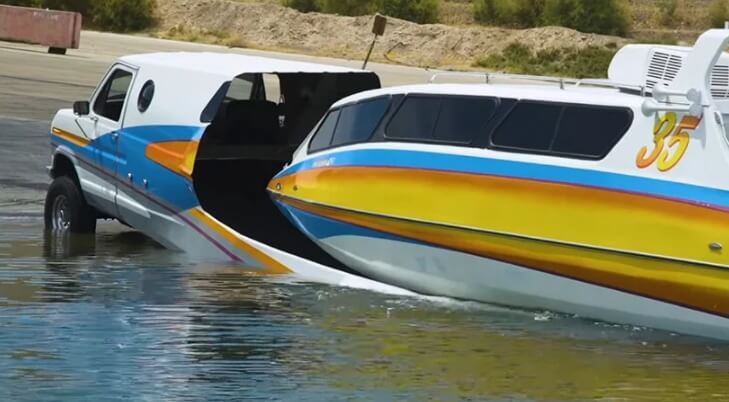 사계절 내내 여행 가능한 반은 보트 반은 차량 ' VIDEO:'Boaterhome': the rare half boat, half van hybrid from the 80s