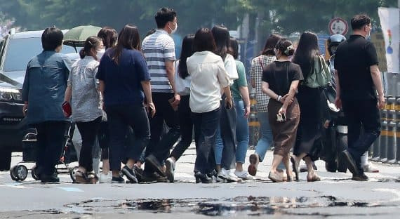 아직도 유지되고 있는 코리아 방역...연내 격리해제 못하나?...그 많은 백신접종 논란은 왜 조용할까