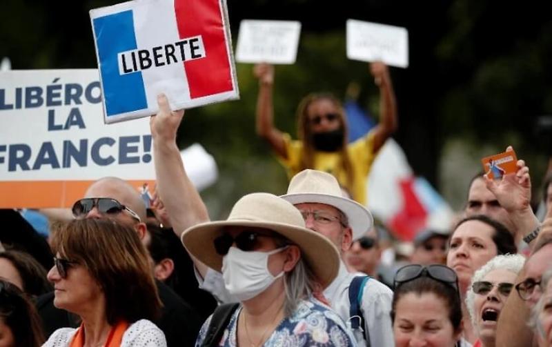 전세계에서 거세게 불고 있는 백신 여권 반대 시위 VIDEO:European protesters compare vaccine passes to Holocaust, apartheid