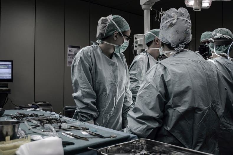인간 또는 로봇 수술이 더 나은지 아는 실험(ft. 로봇 고관절 외과의) Warwick study to trial robot hip surgeons