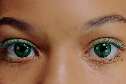 렌즈 착용의 편리함과 주의사항: 건강한 렌즈 사용법