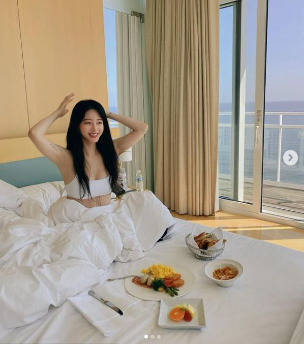 한예슬, 속옷 한 장 입고 오션뷰 호텔 위에서 브런치...파격적인 아침 모습