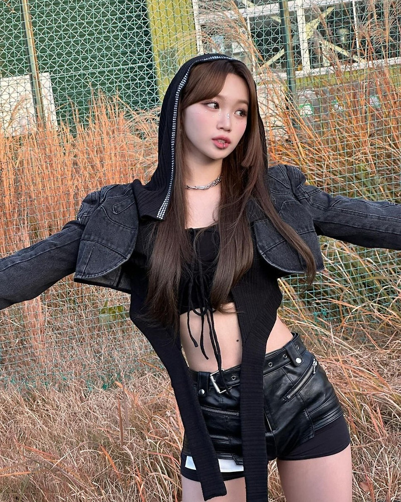 르세라핌 김채원, '한 줌 개미허리' 실화야?...보호본능 일으키는 여성 美