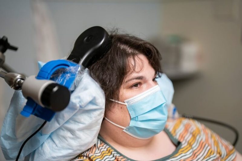 뇌 이식 전기자극으로 우울증 치료한다  They’re wiring the brain at UCSF to lift clouds of depression