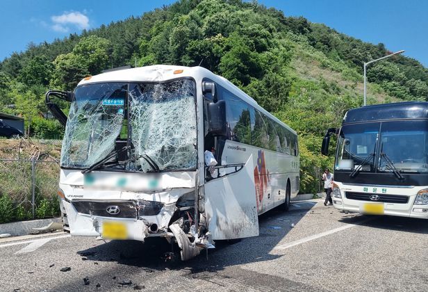 홍천에서 수학여행 버스 등 7중 추돌 사고 발생해... 80명 부상으로 병원 이송