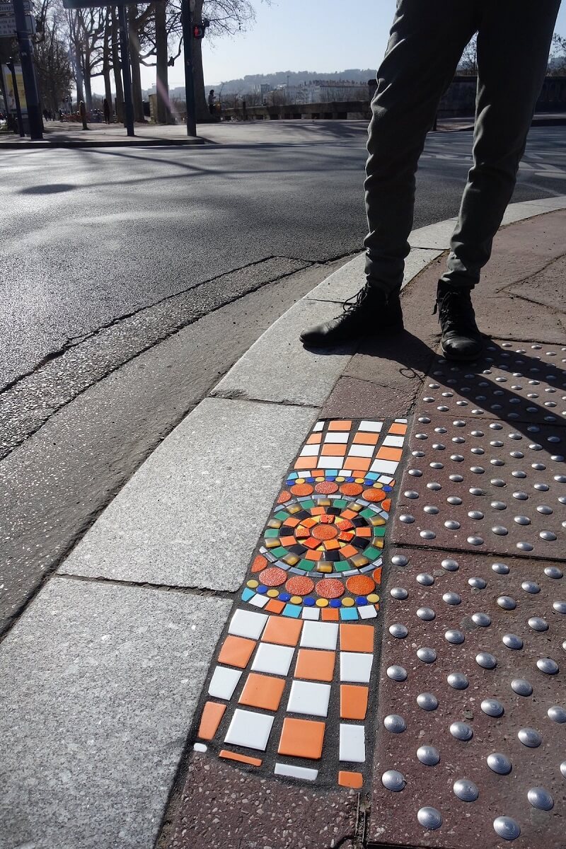 도로포장 닥터의 도로 아픈 곳 모자이크로 치료하기 Street Artist Transforms Cracks in Pavement To Turn Eyesores Into Gorgeous Mosaics