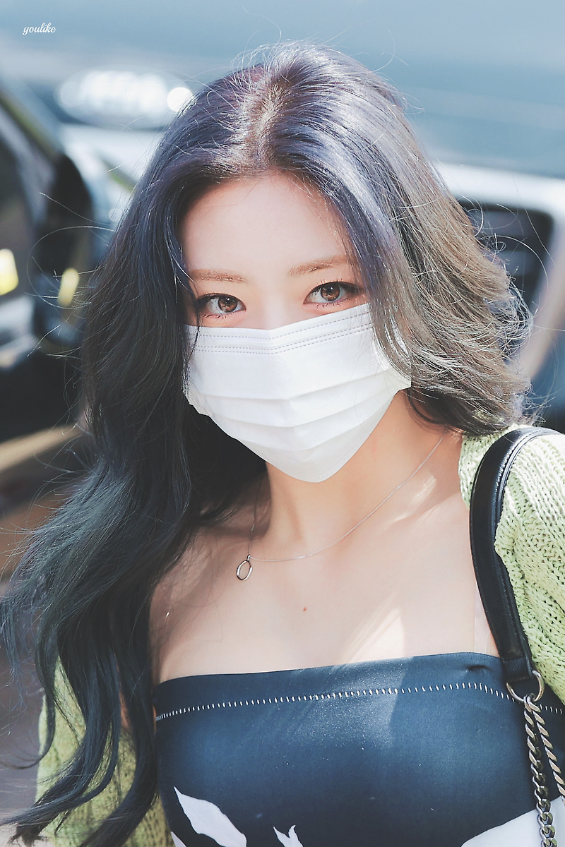 210413 아이돌리그 출근 ITZY 유나