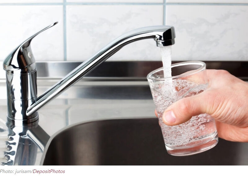 생수, 수돗물보다 3,500배나 환경적으로 유해 Study Shows That Bottled Water Is 3,500 Times More Harmful to the Environment Than Tap Water