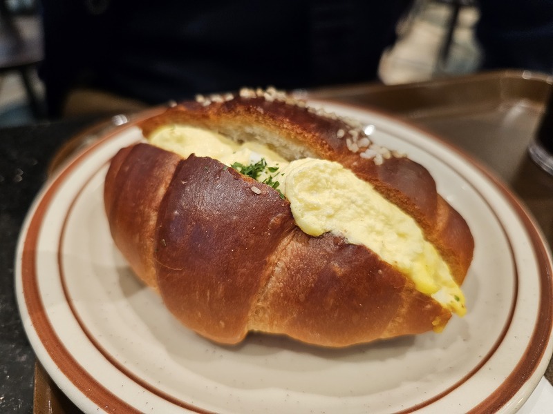 청량리역 카페 마호가니, 에그마요랑 소금빵이 생각날 때