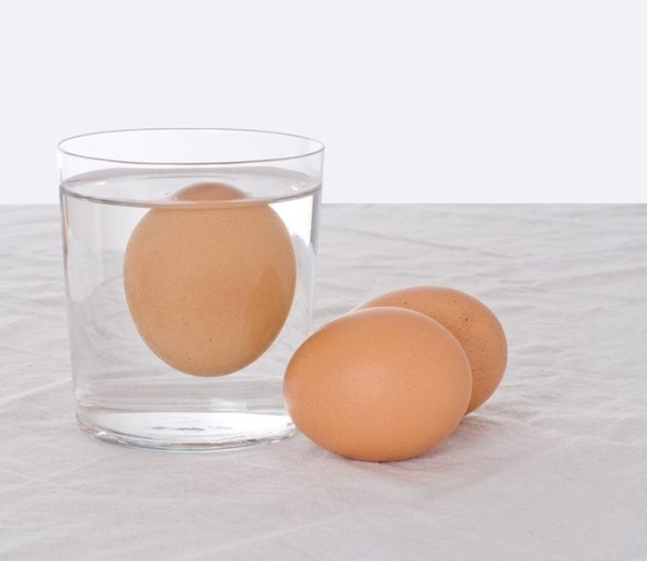 계란이 여전히 좋은지 확인하는 가장 쉽고 확실한 방법