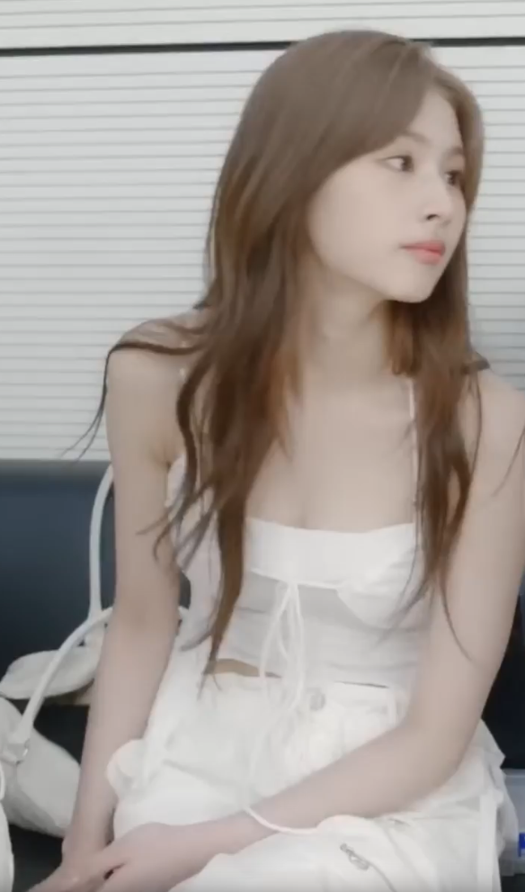 흰 시스루룩 연습실의상 트와이스 사나 - 미사모 비하인드