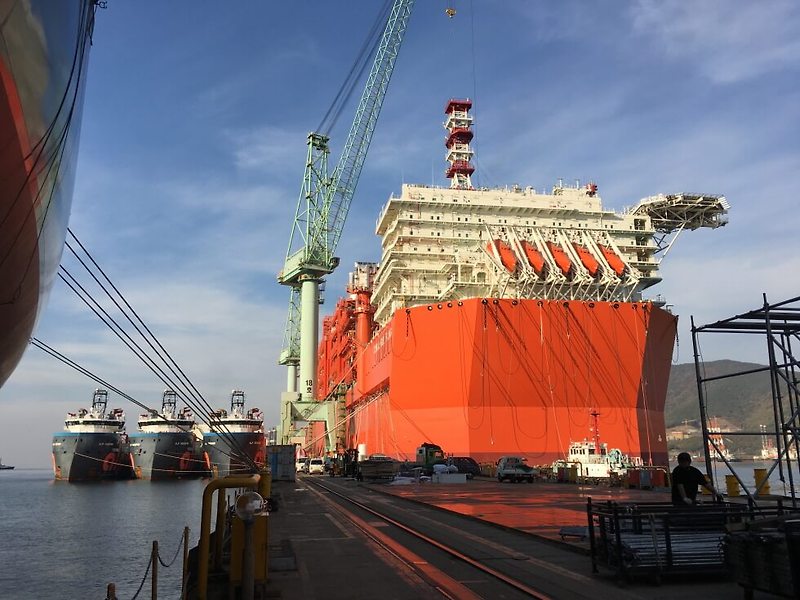 가스공사, 모잠비크 ‘해상 부유식 액화설비(FLNG)’ 건조 완료... 내년부터 생산 돌입  VIDEO:Coral-Sul FLNG Complete, Ready To Set Sail For Mozambique