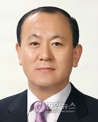 여성 가슴골에 카드 긁고…홍성주 제천 봉양 농협 조합장 성추행 의혹 '충격'