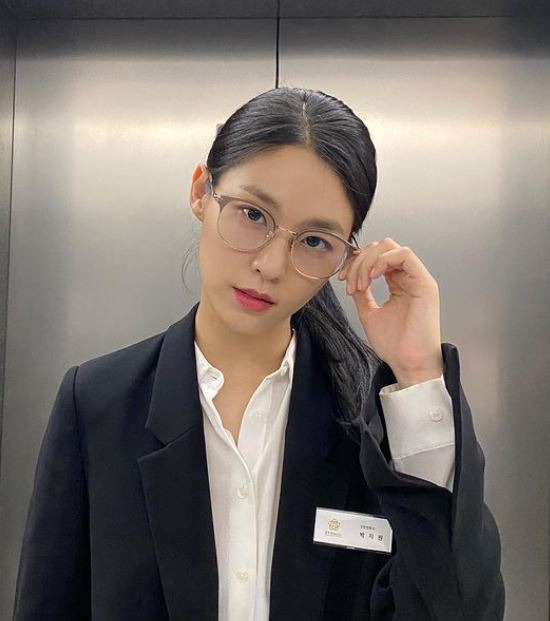 설현, 6개월만 SNS 재개 속 설왕설래