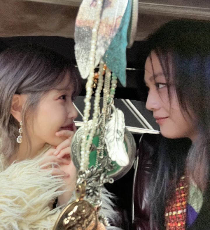 톱 가수 겸 배우 아이유(IU·이지은)와 중화권 톱스타 탕웨이가 아이유의 신곡 '쉬(Shh)…' 뮤직비디오에서 호흡을 맞춘 데 이어 서로 손편지를 주고 받았다.