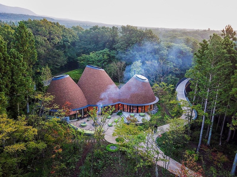 동화같은 포코포코 클럽 하우스 VIDEO:Charming Hotel Clubhouse Is a “Fairytale Building” Nestled in a Japanese Forest