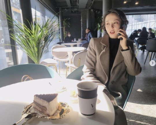 조여정, '일반인 가득한 카페'서 포착! '여유 가득' [사진]