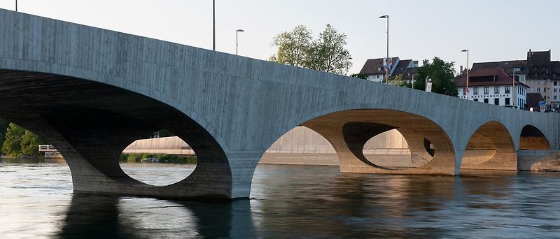 스위스 강변의 아름다운 일체형 아치 교량  Christ & gantenbein complements swiss riverside with gently arched concrete bridge