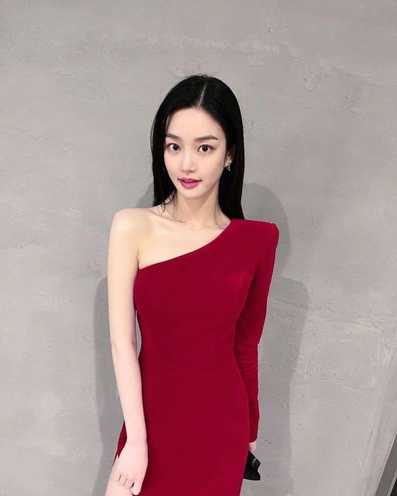 이유비, 과감한 레드 드레스 넘사벽 분위기+여신미모