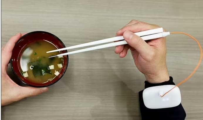 음식 속 소금량 재는 스마트 젓가락 개발 VIDEO: 'Smart' chopsticks enhance the salty taste of food in Japan